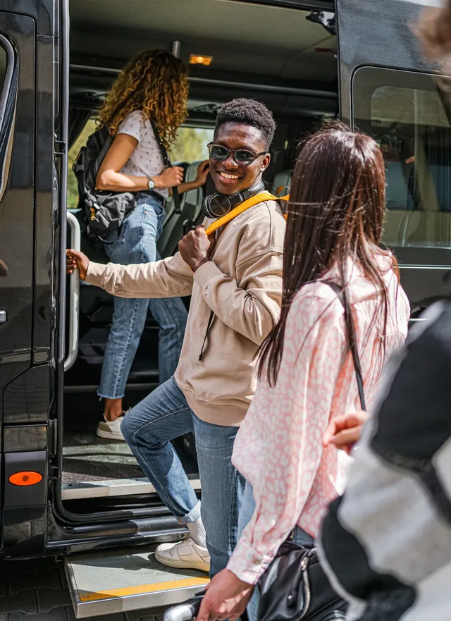 Reisegruppe steigt in einen Reisebus ein