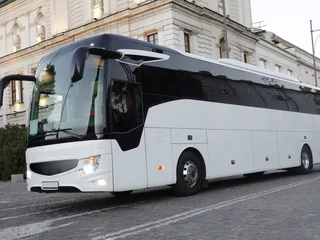 Reisebus vor einem historischen Gebäude in der Stadt