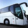 Reisebus in der Seitenansicht bei Dämmerung